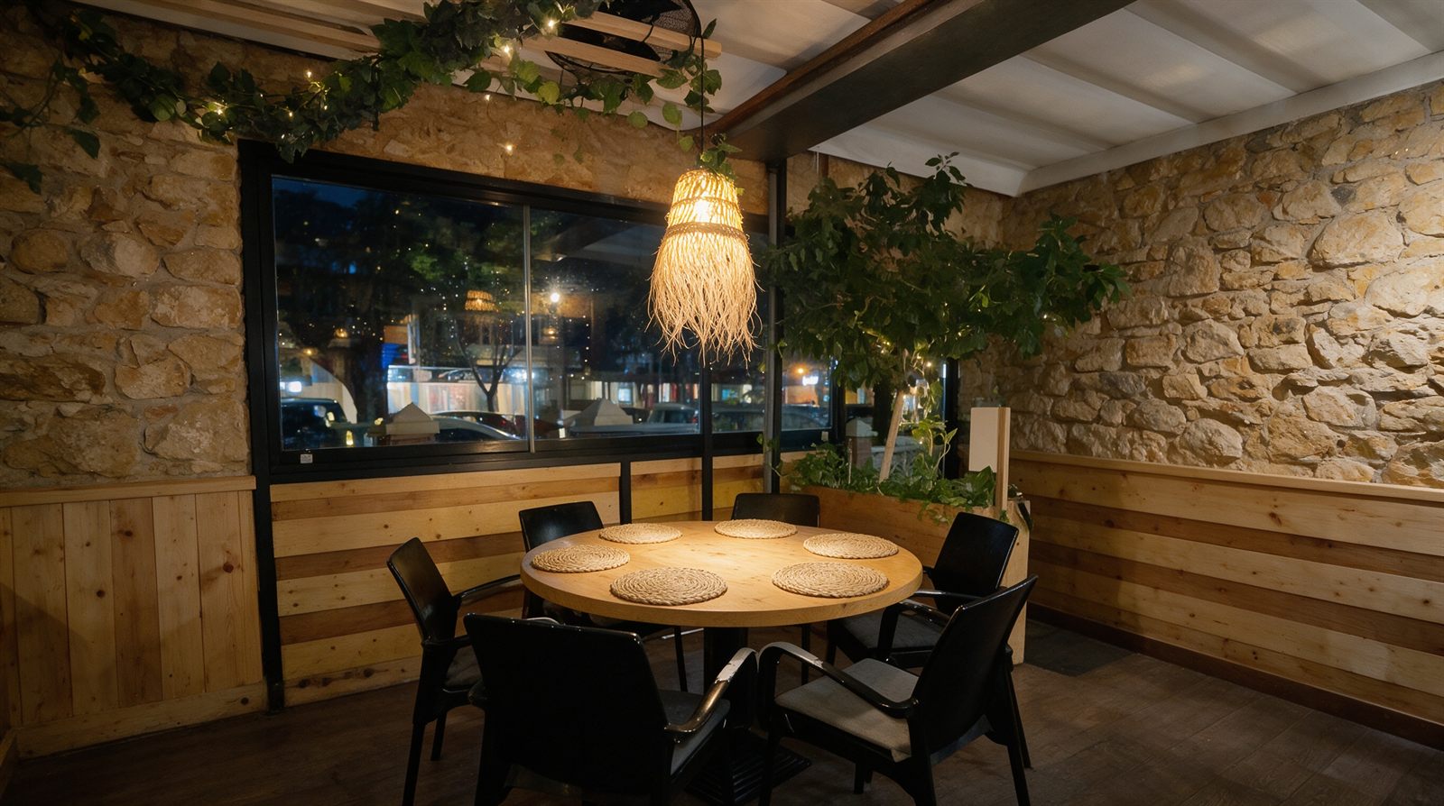 Comedor de Lo de Sergio, con luz cálida y mesas de madera